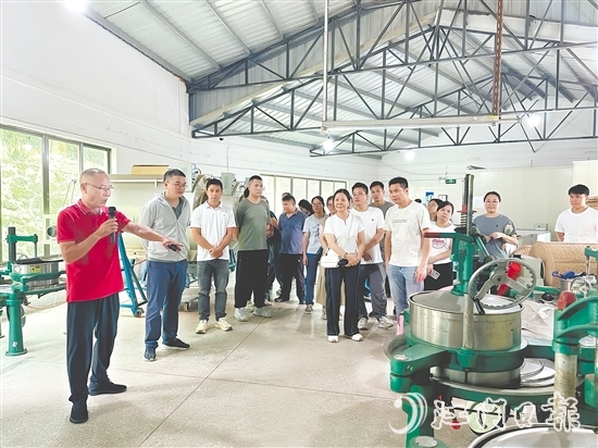 參訓(xùn)人員了解制茶關(guān)鍵環(huán)節(jié)。