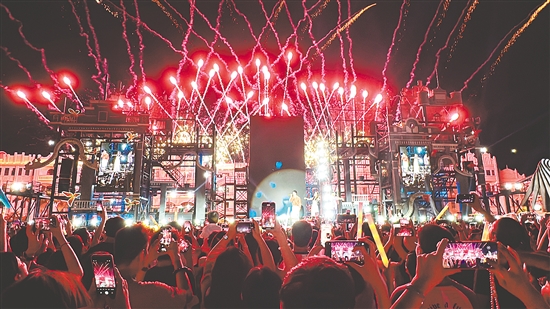 赤坎華僑古鎮(zhèn)舉行夏日焰火音樂(lè)會(huì)，吸引眾多游客觀看。