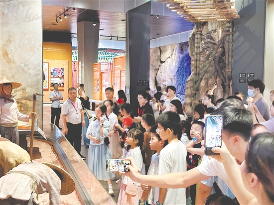 暑期，中國(guó)僑都華僑華人博物館吸引眾多青少年前來(lái)參觀。