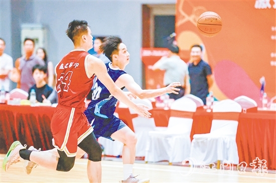 球員在場(chǎng)上敢打敢拼。 球員在場(chǎng)上敢打敢拼。