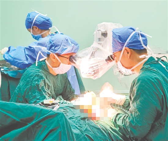 中山一院教授團(tuán)隊(duì)現(xiàn)場指導(dǎo)手術(shù)。