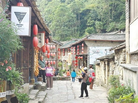 9月9日，“邑起游”云貴秋韻5天游啟程。