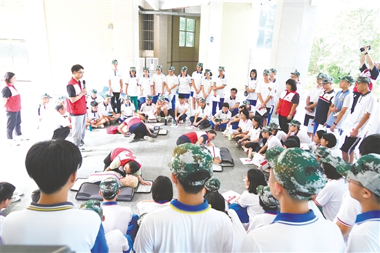 培訓(xùn)采用“理論講解+實操演練”相結(jié)合的方式，面向高一新生開展心肺復(fù)蘇操作技能考證培訓(xùn)。