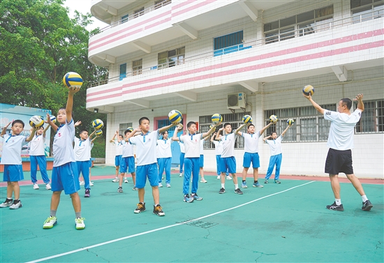 沙坪街道第四小學(xué)于2016年組建排球隊(duì)，為學(xué)生打造提升排球技能的平臺(tái)。