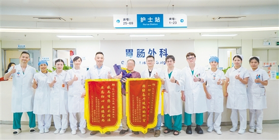 患者家屬專程送來兩面錦旗。