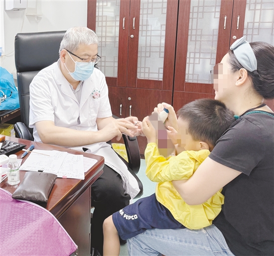 醫(yī)生對孩子進(jìn)行檢查。