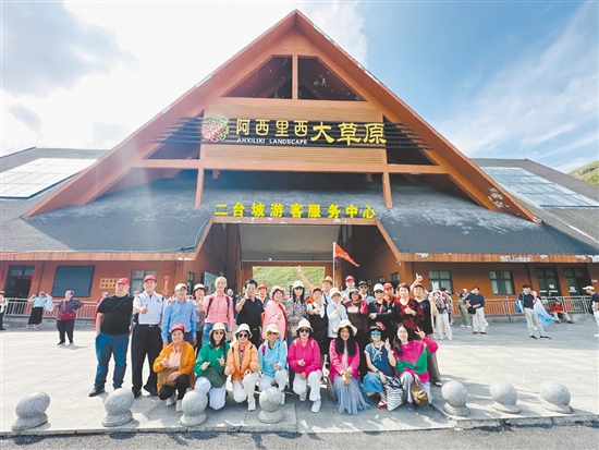 團友們在阿西里西大草原合影留念。