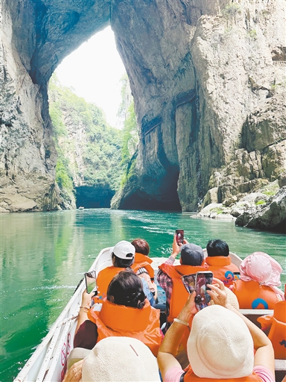 團友們乘船游九洞天。