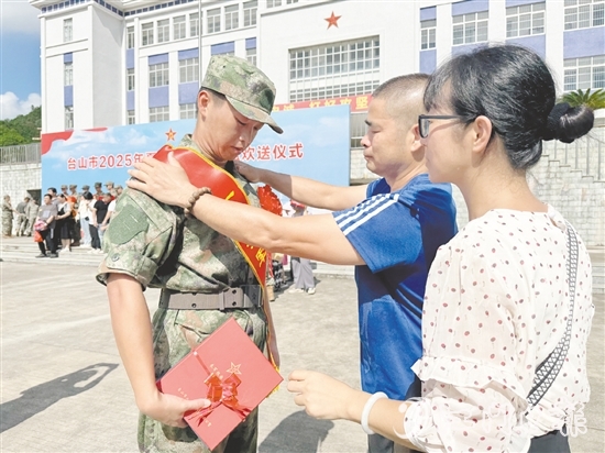 新兵踏上強(qiáng)軍新征程，家屬送上鼓勵和祝福。