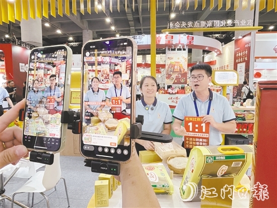 展會(huì)期間，臺(tái)國(guó)糧集團(tuán)同步開(kāi)啟直播帶貨模式。