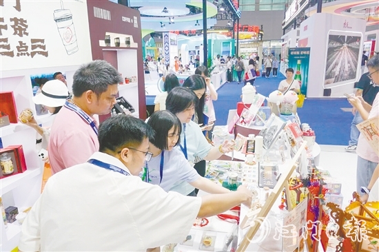 臺山文創(chuàng)產(chǎn)品受到市民、游客的青睞。