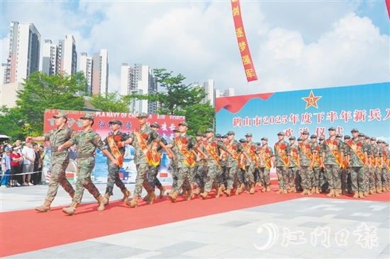 新兵們精神抖擻。