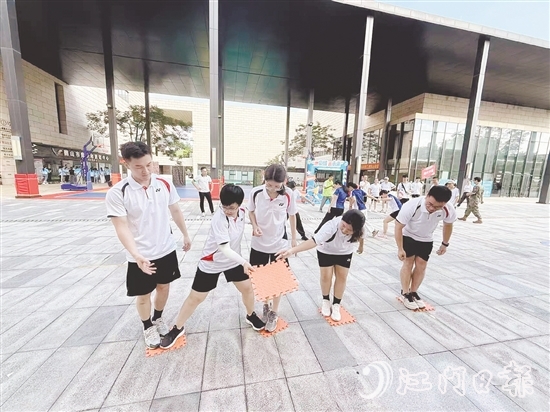 職工們在團(tuán)結(jié)協(xié)作中展現(xiàn)奮勇爭先的精神面貌。