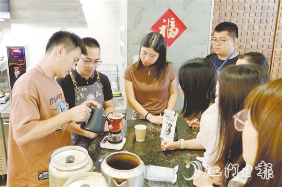 鶴山市通過一攬子就業(yè)創(chuàng)業(yè)服務(wù)，助力本地青年人才實(shí)現(xiàn)高質(zhì)量就業(yè)。