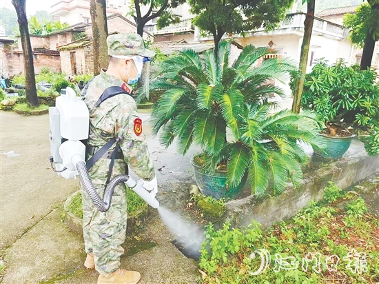 張家雄開展蚊蟲消殺工作。