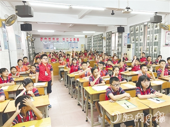 “青蘋果大課堂”上，學(xué)生們積極參與互動、回答問題，學(xué)習(xí)防蚊滅蚊知識。