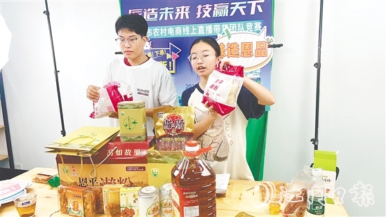 恩平利用直播帶貨方式助力“恩平優(yōu)品”拓寬銷售渠道。