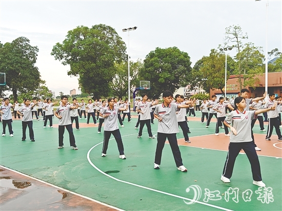 恩平全市60余所中小學(xué)校同步開展軍體拳訓(xùn)練，以鏗鏘動作展現(xiàn)青春力量。