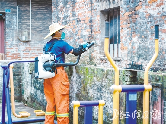 專業(yè)消殺員對(duì)公共區(qū)域進(jìn)行消殺。