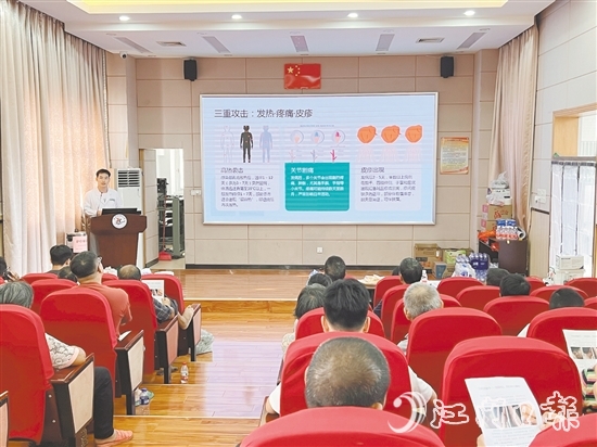 禮樂中心小學(xué)應(yīng)急避難場(chǎng)所組織醫(yī)護(hù)人員講解滅蚊知識(shí)。