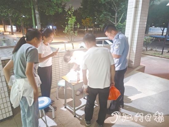 民警引導(dǎo)相關(guān)人員前往應(yīng)急避難場(chǎng)所。