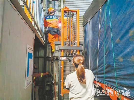 臺(tái)風(fēng)過境后，消防人員幫市民緊急維修變形卷簾門。