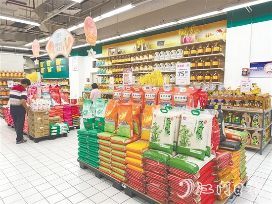 開(kāi)平市積極做好生活物資保障工作，米、油、肉、菜等生活必需品供應(yīng)充足、價(jià)格平穩(wěn)。