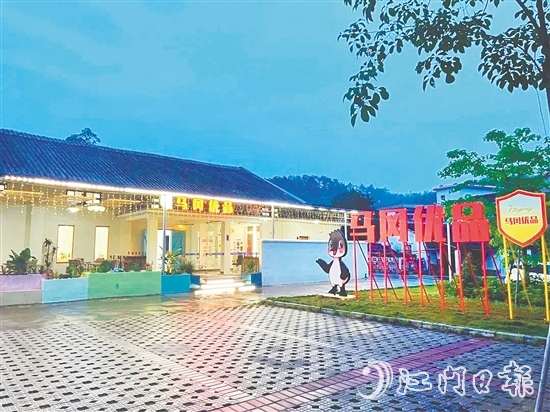 近年來(lái)，馬岡鎮(zhèn)以馬岡鵝為龍頭產(chǎn)品，深入推進(jìn)全國(guó)首個(gè)鎮(zhèn)域行政區(qū)品牌“馬岡優(yōu)品”建設(shè)。