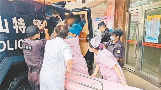 臺山市公安局民輔警在臺風(fēng)中劈開“生命通道”，成功將一名臨產(chǎn)孕婦平安轉(zhuǎn)移到醫(yī)院分娩。臺山公安供圖