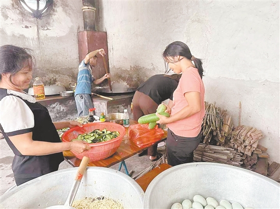 臺山市沖蔞鎮(zhèn)西坑村臨時(shí)安置點(diǎn)里，村干部帶著黨員志愿者在廚房里忙前忙后，村民也自發(fā)幫忙做飯，讓群眾不在家也能吃上暖心熱飯。沖蔞鎮(zhèn)供圖
