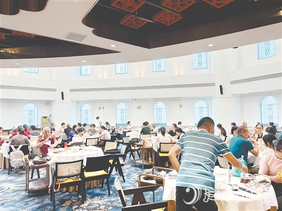 亮慶庭院酒家吸引了周邊市民前來消費，帶旺園區(qū)人氣。