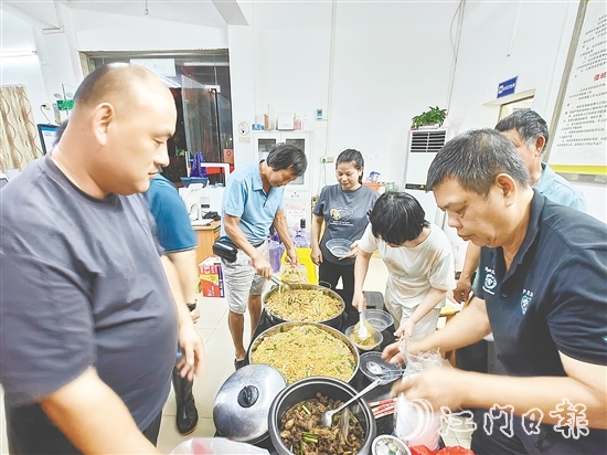 宅梧鎮(zhèn)靖村村委會(huì)為轉(zhuǎn)移群眾準(zhǔn)備暖心晚餐。