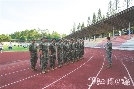 軍訓(xùn)培養(yǎng)學(xué)生吃苦耐勞的堅(jiān)強(qiáng)意志，養(yǎng)成優(yōu)良的學(xué)習(xí)生活作風(fēng)。