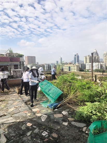 市直機關黨員干部到居民樓天臺等區(qū)域翻盆倒罐，清理雜草，消除積水，讓蚊子無處藏身。余太平