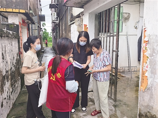 村干部、志愿者齊上陣，進村入戶宣傳防滅蚊知識。
