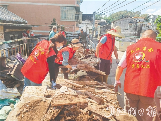鎮(zhèn)村干部和企業(yè)代表合力攻堅，清除新江村衛(wèi)生死角。