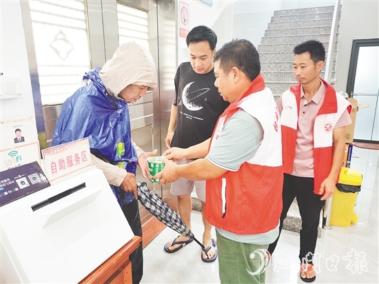 臺山黨員干部用心用情關(guān)愛群眾。