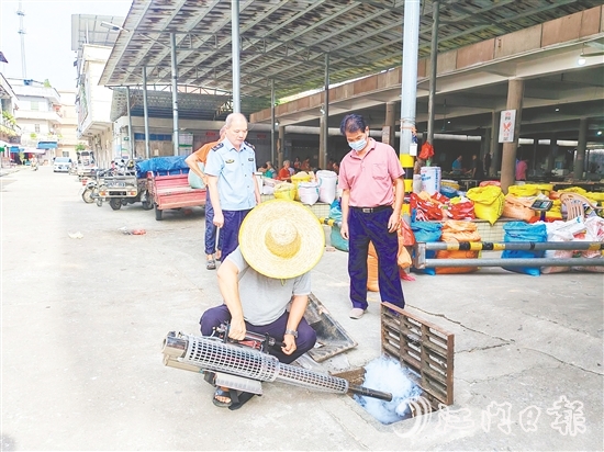 工作人員不放過衛(wèi)生死角，進行全面消殺。