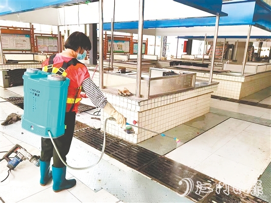 工作人員到農(nóng)貿(mào)市場開展消殺。
