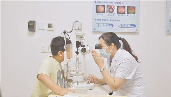 醫(yī)生為孩子檢查視力。