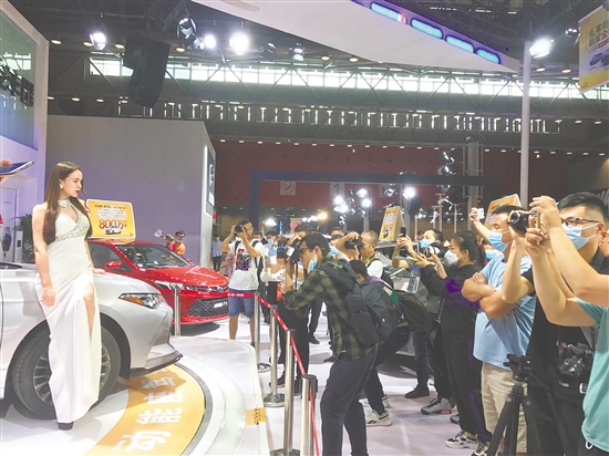 歷屆“十一”車展吸引了眾多消費者前來逛展。