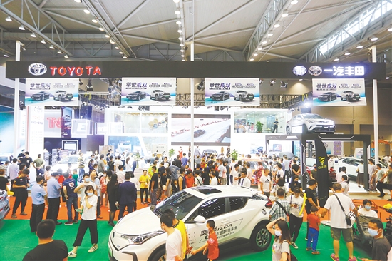 回顧往年本報舉辦的車展，高規(guī)格的展具吸引許多市民的目光。