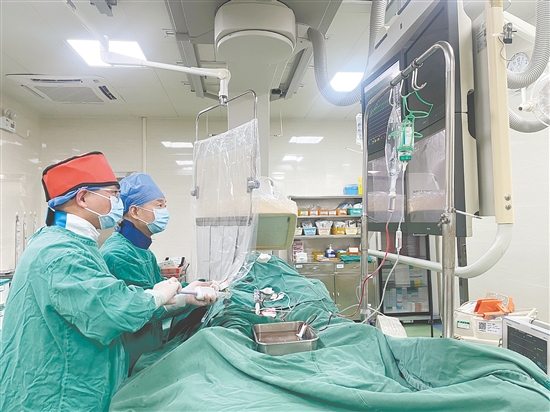 醫(yī)生對(duì)患者進(jìn)行治療。