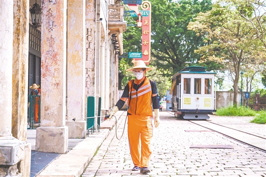 赤坎華僑古鎮(zhèn)嚴(yán)格執(zhí)行“一日雙消殺”制度，安排專業(yè)蚊蟲(chóng)消殺隊(duì)對(duì)景區(qū)進(jìn)行無(wú)死角的全域消殺。
