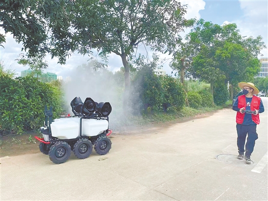 無人車有效克服了傳統(tǒng)人工消殺的局限，顯著提升了防控效能。