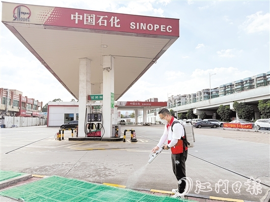 創(chuàng)建“無蚊加油站”的倡議得到我市各加油站的積極響應(yīng)和支持。圖為工作人員在加油站內(nèi)進行消殺。