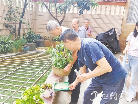 石鶴利社區(qū)居民積極協(xié)助社區(qū)清理積水。