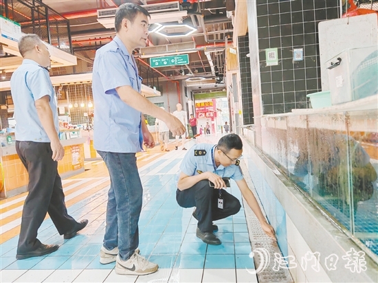 市場(chǎng)監(jiān)管人員到農(nóng)貿(mào)市場(chǎng)開展疫情防控全覆蓋督導(dǎo)檢查。