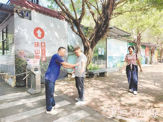 圭峰山景區(qū)工作人員為游客噴灑驅(qū)蚊液。