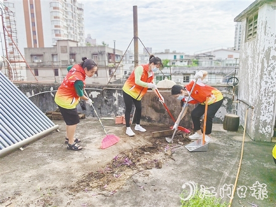 “娘子軍”清理天臺(tái)的雜物與垃圾。